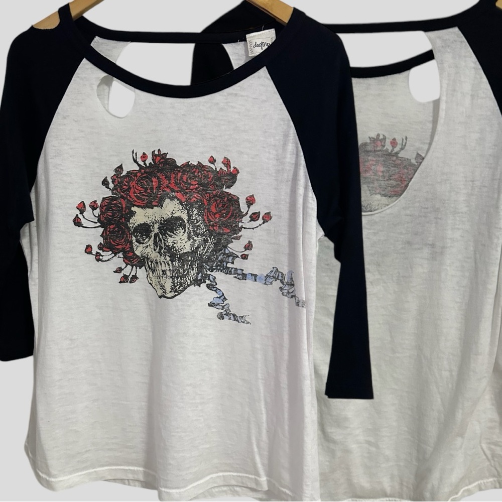 Daytrip Women’s Distressed Tee. Size Large